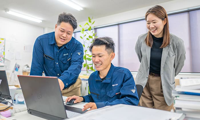 作業するスタッフ