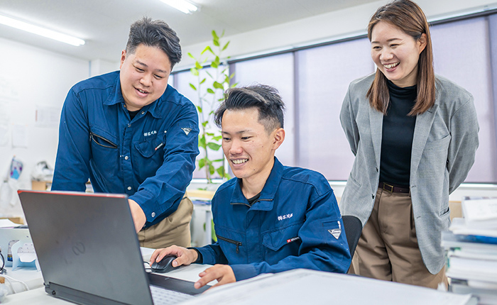 PC作業をするスタッフ