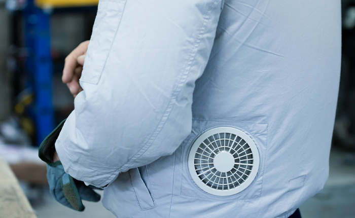 空調服の着ているスタッフ