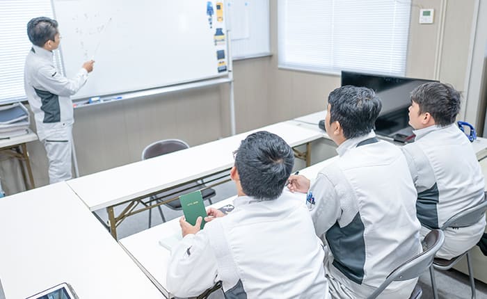 講習を受けるスタッフ