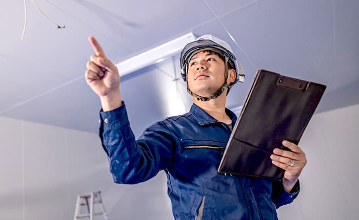 作業するスタッフ