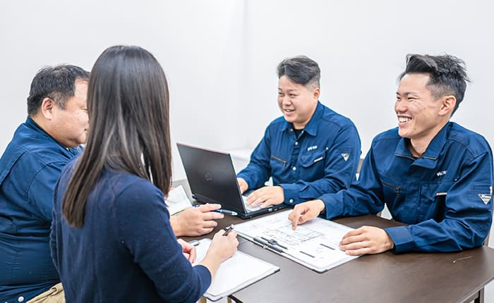 MTGをするスタッフ