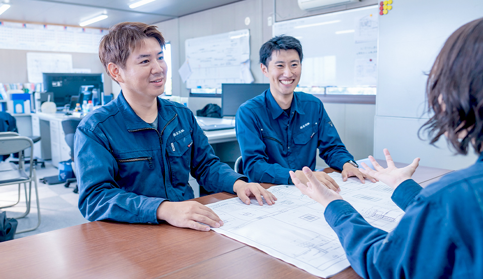 話し合う社員のイメージ